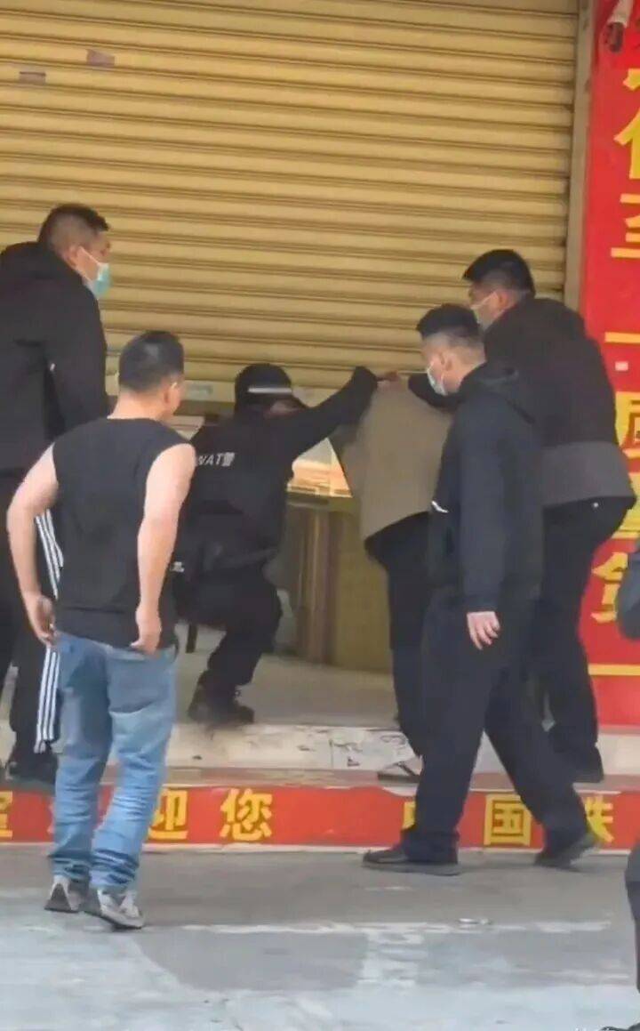 男子盗走珠宝店价值200万元黄金，落网后被押着指认现场