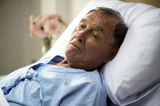 中风人数逐渐增多！医生劝告：无论多大年龄，睡前谨记“6不做”