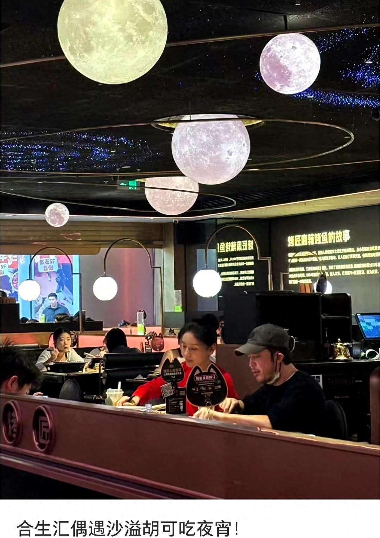 原创            沙溢夫妻吃夜宵被偶遇，胡可梳丸子头似少女，沙溢胡子拉碴不讲究