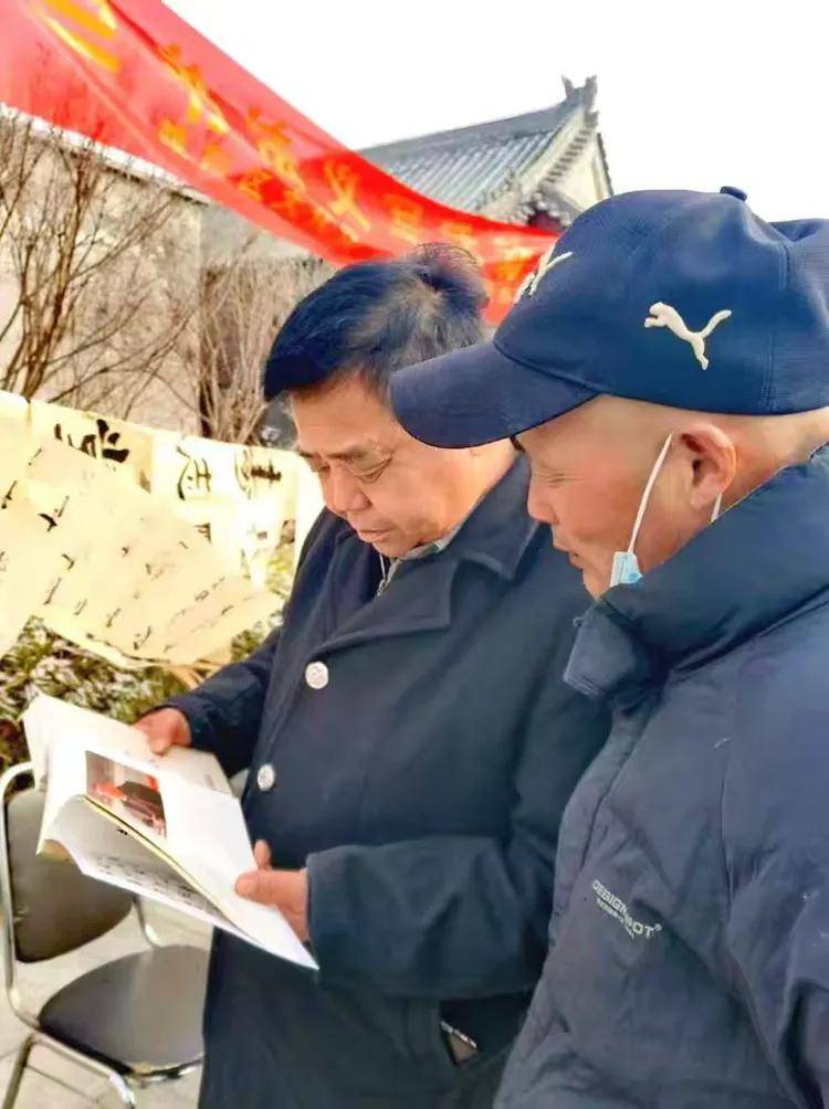 元日在文昌阁前，见有人翻阅我的新书（外三首）