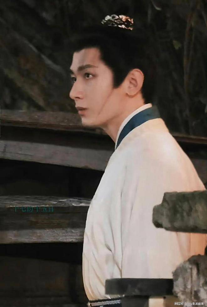 原创            成毅吃面名场面太圈粉！把肉全夹给林更新，钓鱼式吃法像个小朋友