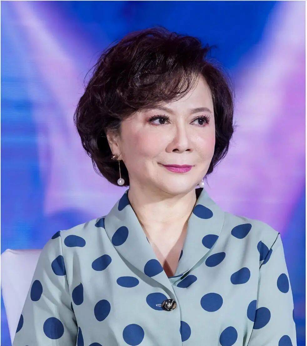 64岁蔡明现身央视春晚彩排，时隔7年再度回归