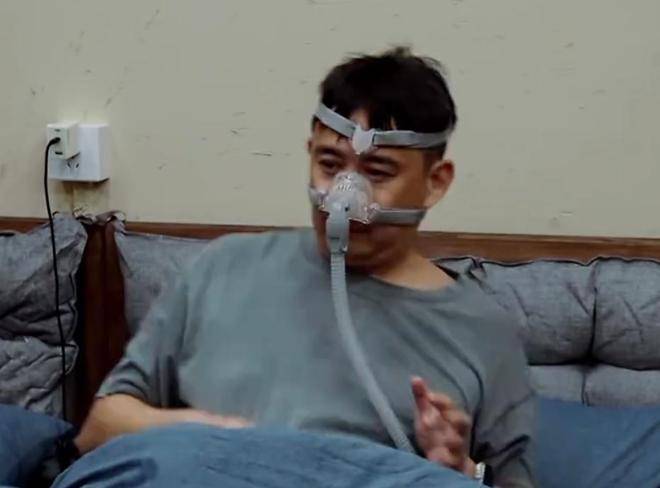 原创            54岁黄磊节目中佩戴呼吸机，每天饭前一把药，曾被曝有心脏病