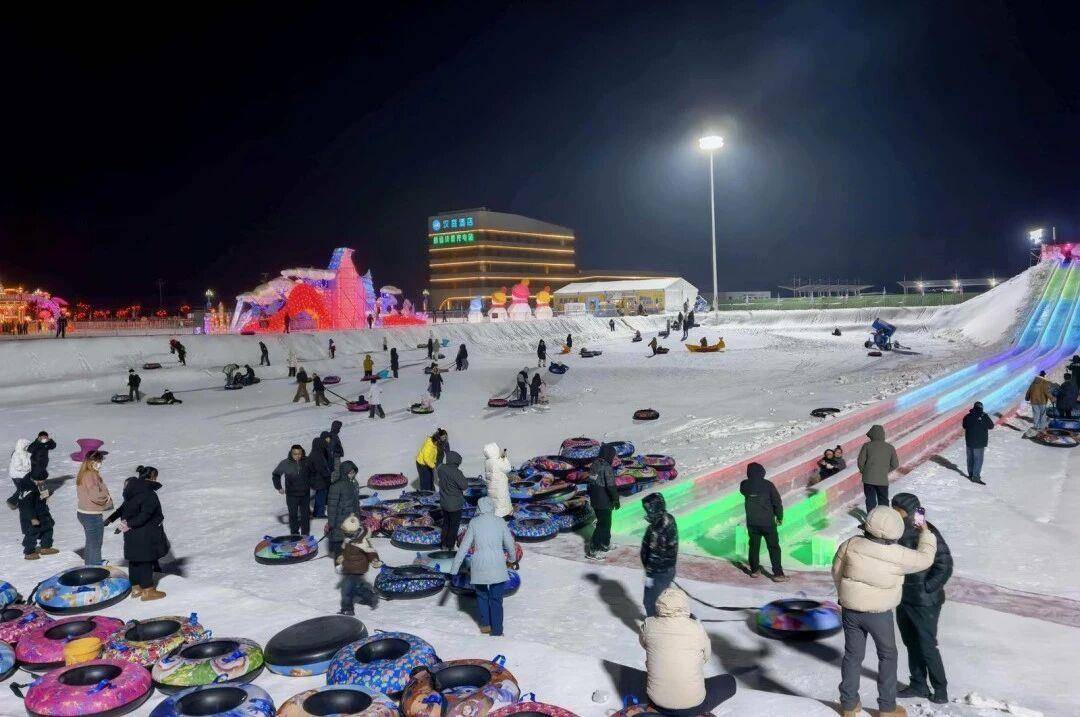 辽宁沈阳冰雪欢乐谷启幕，集冰雪游乐、光影艺术与民俗体验于一体