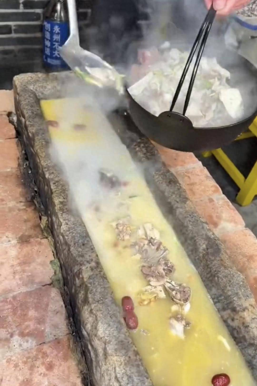 餐馆推“石槽火锅”被调侃像“猪食槽”，老板：艺术来源生活，卫生安全没问题