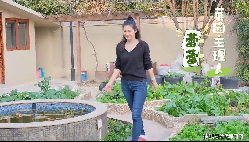 原创            46岁童蕾近况曝光！老公被判刑欠下1.4亿债务，带女儿回农村生活