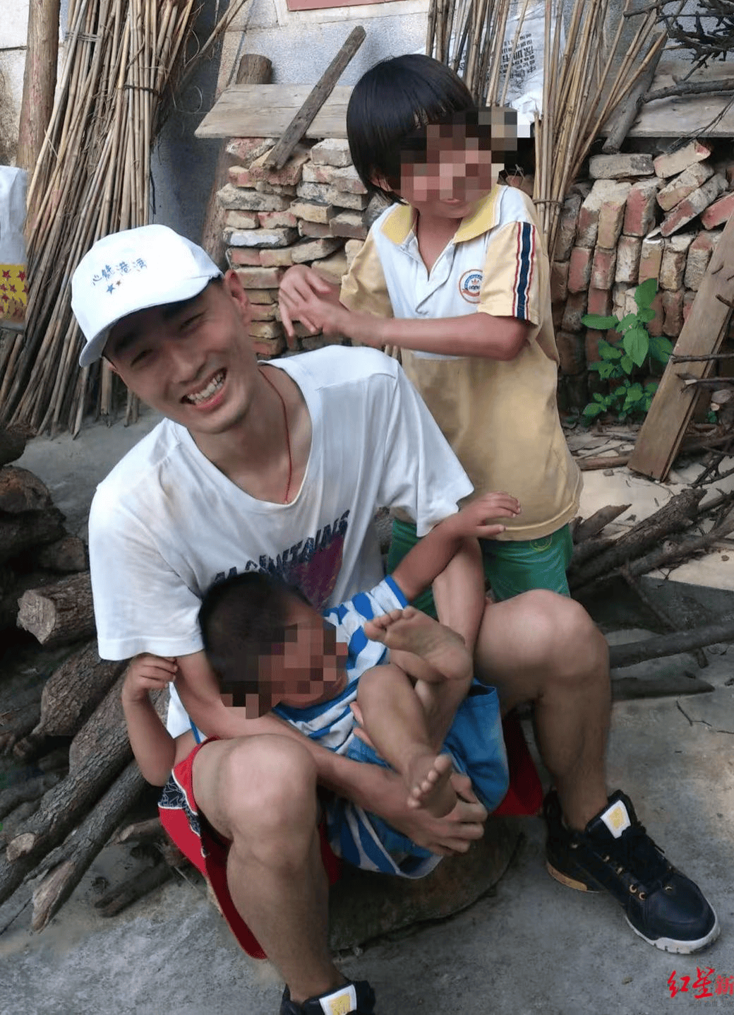 32岁程序员周末晕倒后猝死，抢救期间曾被拉入工作群，工伤申请已被受理