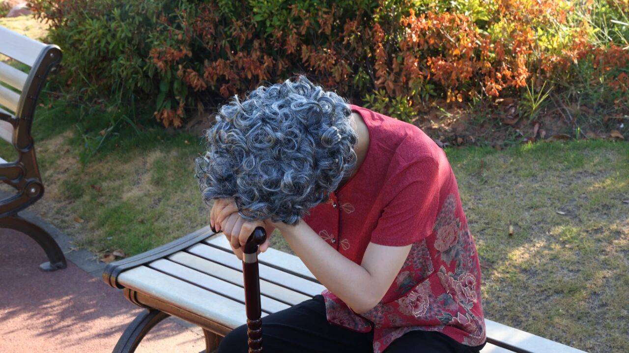 原创            老年痴呆找上门，身体会出现5个变化，哪怕只出现一个，都要重视