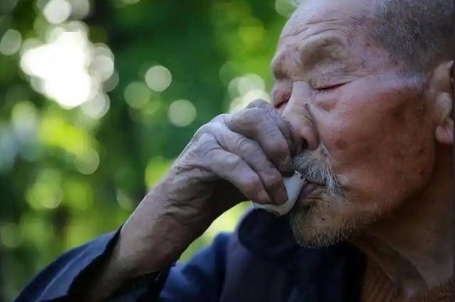 冠心病一点酒都不能喝？医生警告：冠心病喝酒，或许有这4个后果