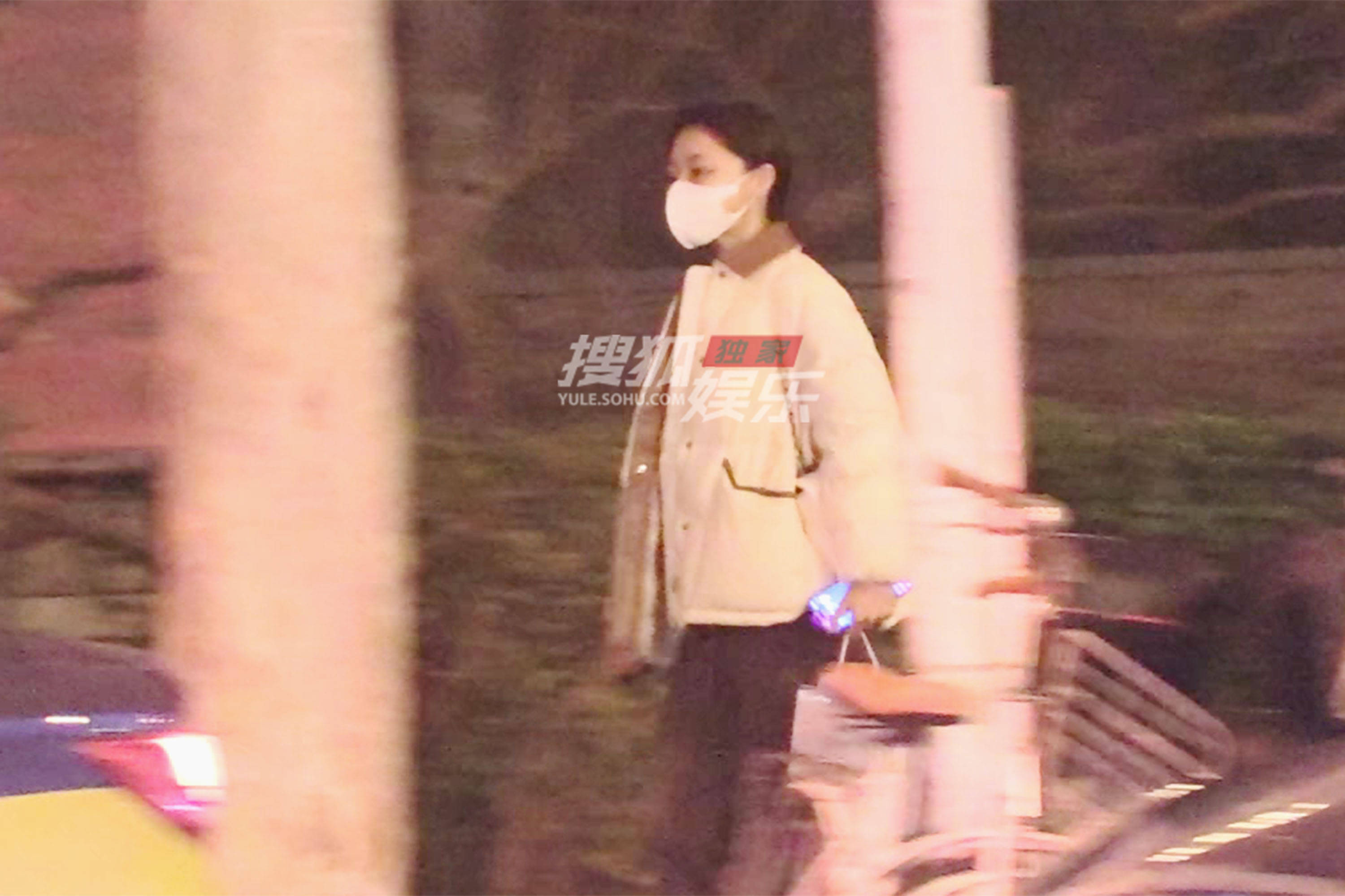 邓家佳做美容护理 素颜扎马尾显知性淡雅