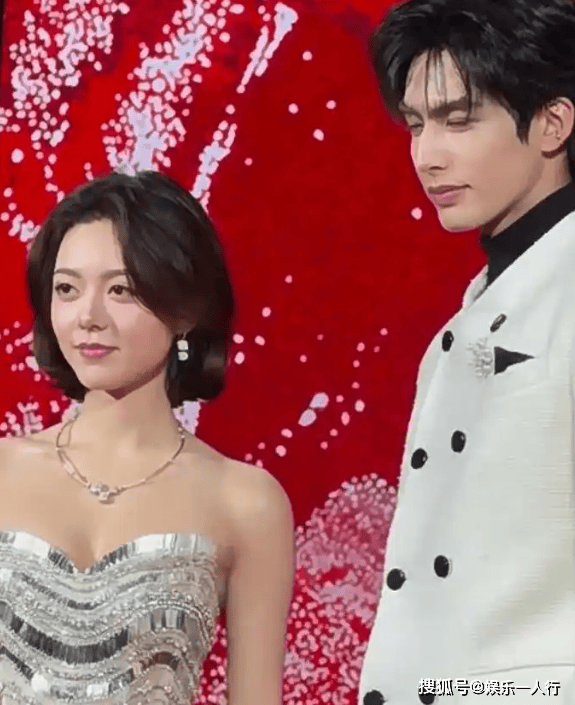 原创            宋威龙主动牵手赵今麦走红毯，台下尖叫炸锅！两人凭《骄阳似我》飞升C位，高叶站边心酸，张远造型被群嘲