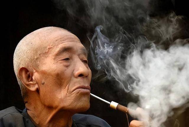 医生发现：经常吸烟的高血压患者，不用很久，身体或有4 个坏处