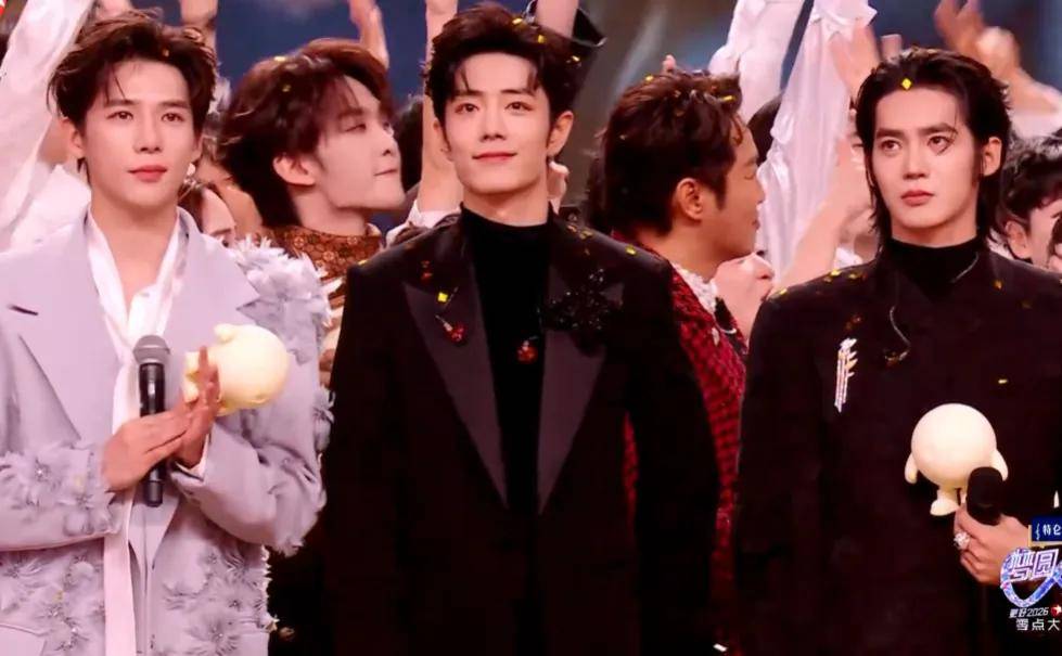 原创            跨年零点时刻好精彩！肖战忙着握手合影，何炅飞奔向汪涵维嘉拥抱