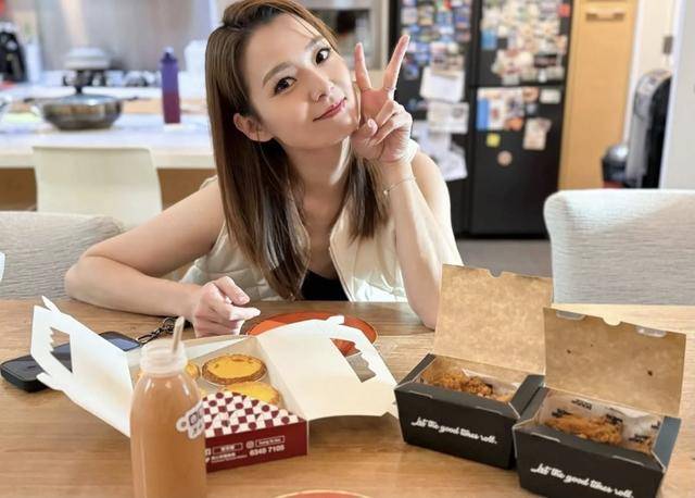 TVB知名女星罕见现身母校！名校毕业成绩优异，离婚后独自带娃