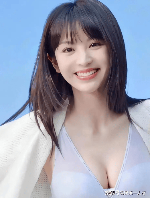 田曦薇蓝天写真美上热搜！V领内搭+针织开衫藏肉显胸，甜妹特质超吸睛