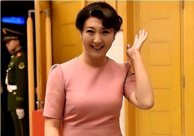 原创            拔出萝卜带出泥！官媒下场后，闫学晶被曝身份造假，宋丹丹神预判