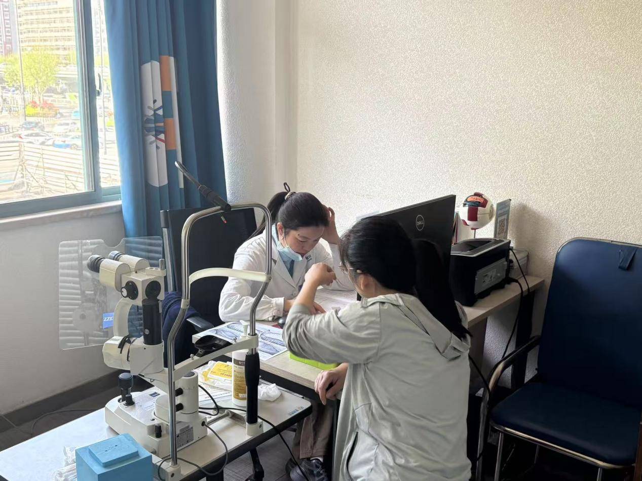 睡前关灯刷手机危害有多大？武汉普瑞眼科徐静科普爱眼护眼小知识