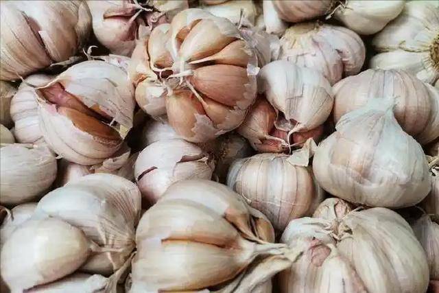 大蒜再次成焦点！医生强调：心梗患者吃大蒜，不过多久或有5益处