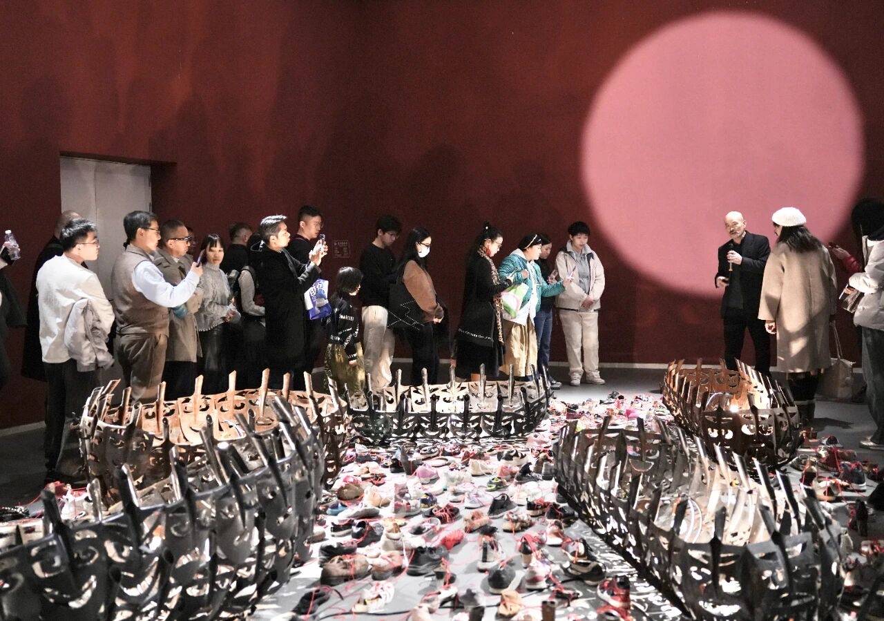 天津美术馆“红线串鞋子”被撤展，艺术家回应作品初衷