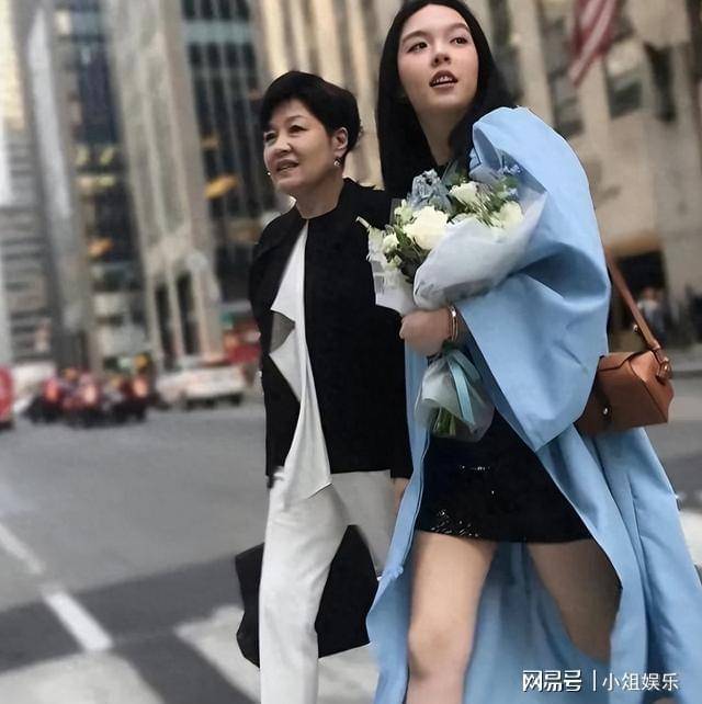 原创            演都不演了，李咏美国下葬7年后，妻子哈文还是走上了姜昆的老路