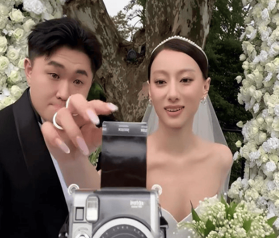 张百乔与妻子吴雨雪久未同框被传离婚 女方用四个字回应