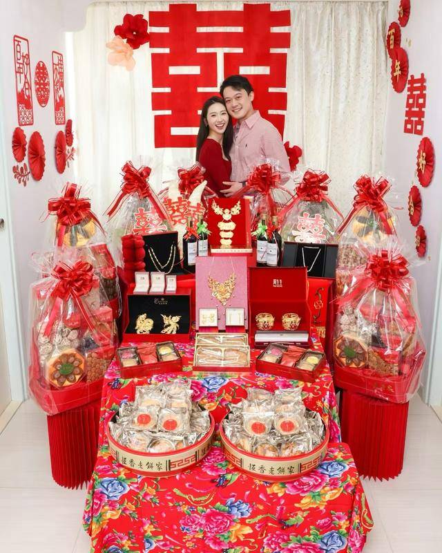 香港女主播晒奢华婚礼！身上挂满金器成功嫁豪门，曾狠甩艺人男友