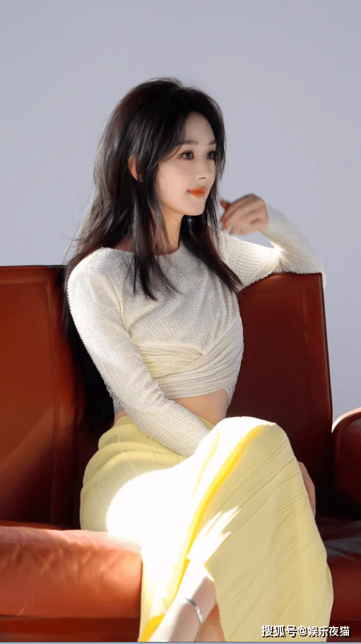 赵丽颖这组造型写真连慵懒坐姿都藏不住她的优雅气质