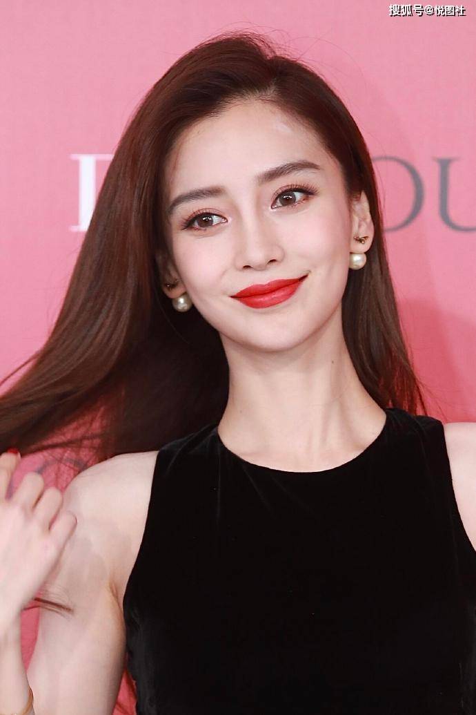 杨颖这组生图太抗打！珍珠耳饰 + 红唇美出精致感
