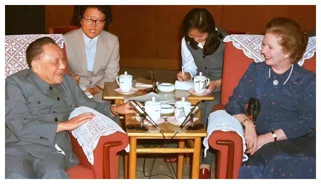 原创            香港回归当夜，英国在交接仪式上耍小动作，我国旗手如何应对？