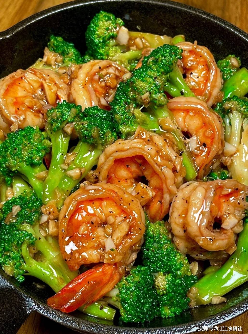 原创            年纪越大越要管住嘴，少吃萝卜白菜，多吃这3样，强免疫走路如风