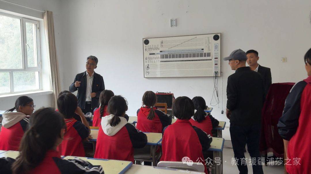 援疆教师潘明刚、郭川川助力沪剧艺术扎根莎车二中