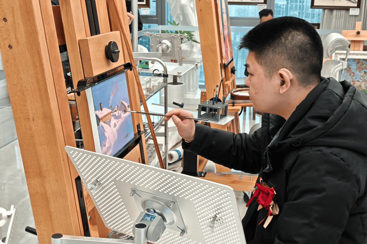 以画笔为桥梁绘就生命之光 青年听障画家开办个人画廊