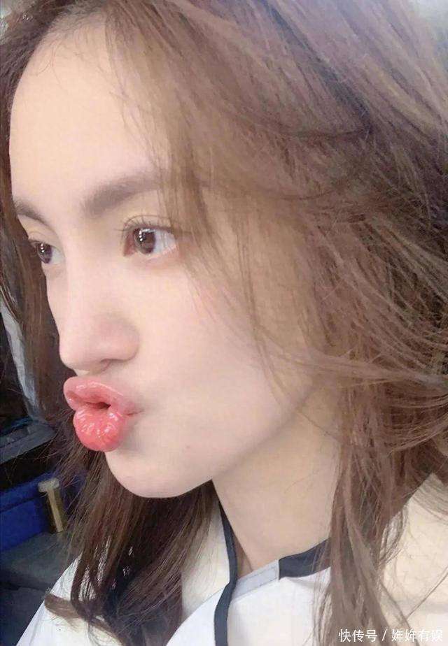 原创            金晨综艺尝菜被鸡蛋烫出哥斯拉同款表情包，网友：内娱喜剧人实锤