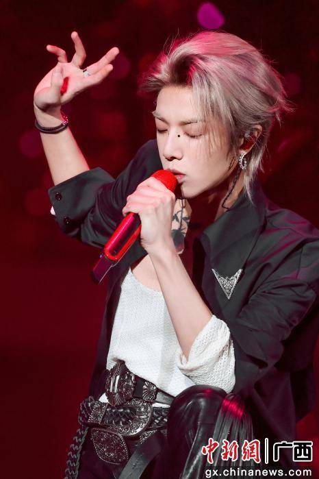 华晨宇火星演唱会南宁开唱 与歌迷共度元旦假期