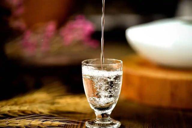 白酒再次成为焦点！医生发现：冠心病患者喝白酒，一定多留意5点