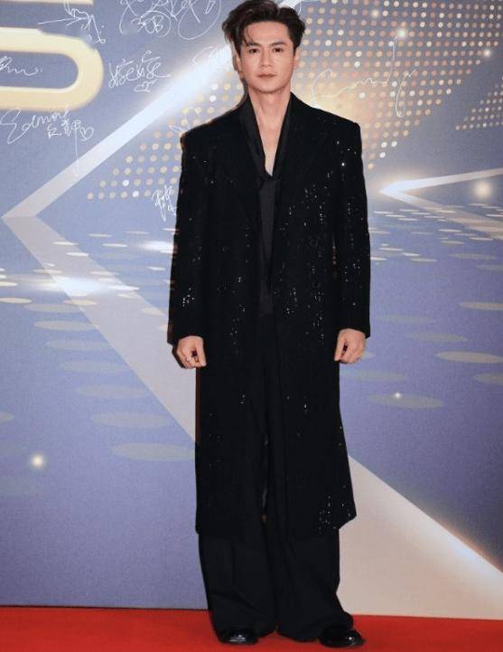 TVB男星罗子溢失视帝！视后太太杨怡赠花高呼：我心中第一！