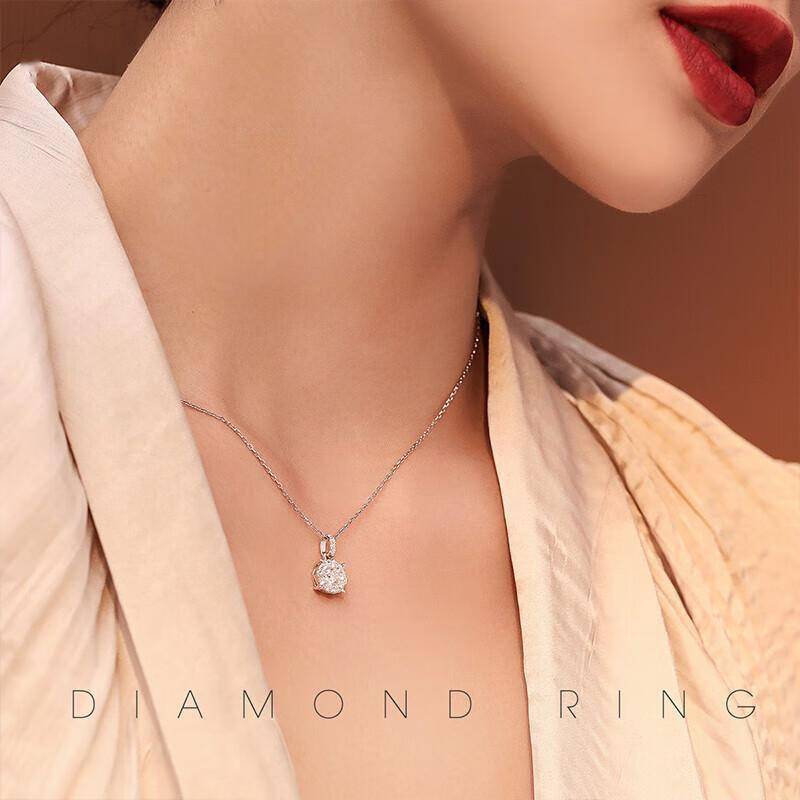 璀璨如星：白18K金钻石吊坠点亮每个重要时刻