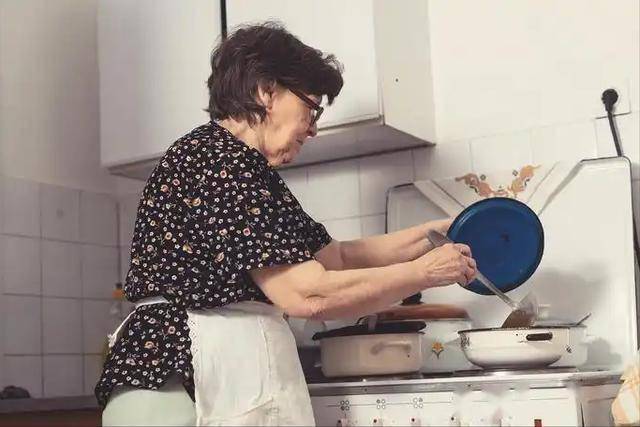 数名院士呼吁：超过65岁的老人，宁可在家做家务，也别去做这些