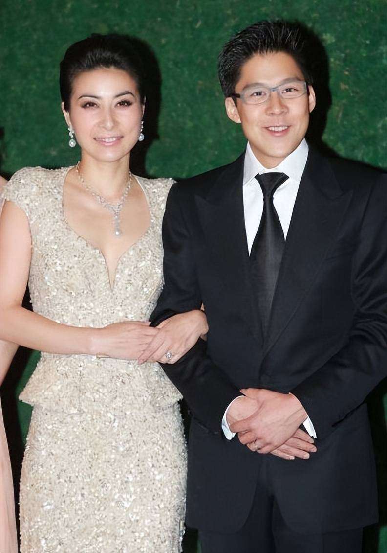 原创            郭晶晶怀三胎后首亮相！霍启刚全程护驾，阔太圈羡慕嫉妒恨