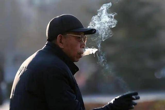 男人要戒烟吗？医生提醒：50岁以后的男人，吸烟时牢记“4不吸”