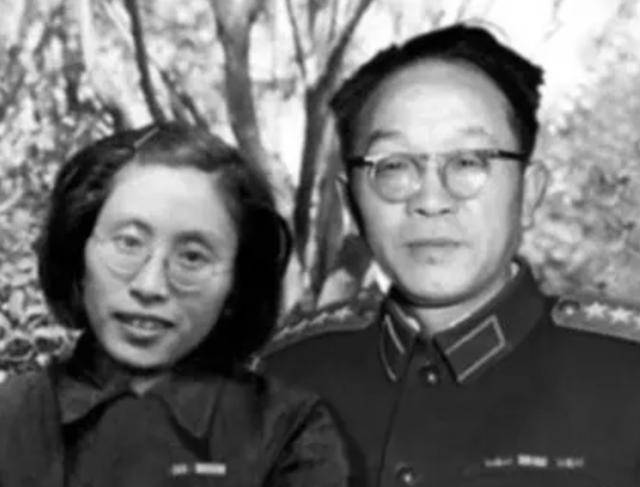 原创            黄克诚逝世后，中央撰写他的生平草稿，其夫人唐棣华把草稿全删了