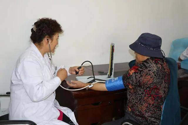 天气寒冷，医生提醒高血压病人：不想脑出血，外出一定注意4件事