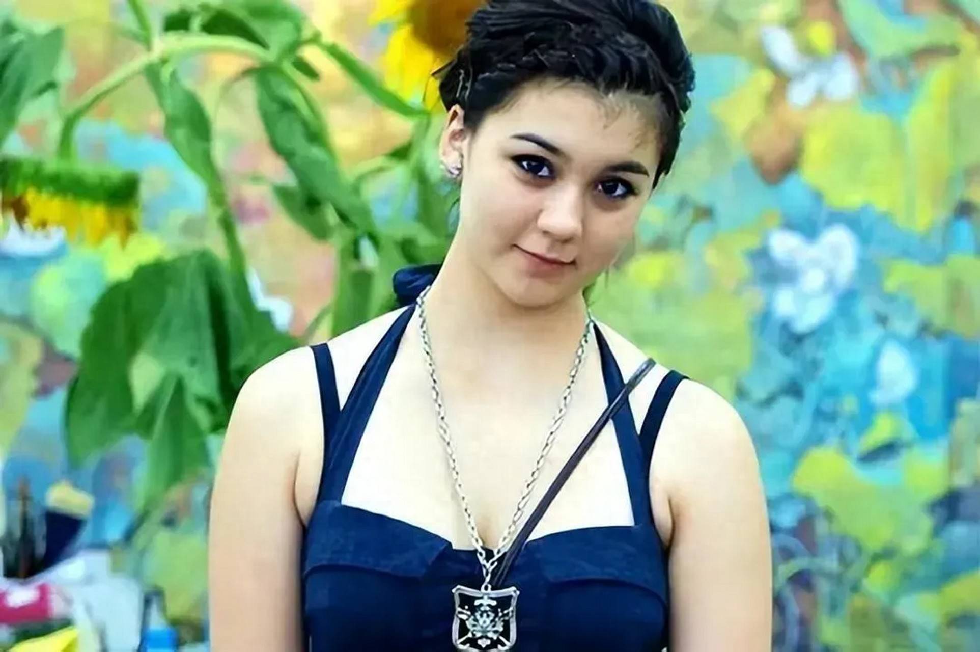 原创            张铁林女儿张月亮：常年定居英国，精通四国语言，唯独不会说中文