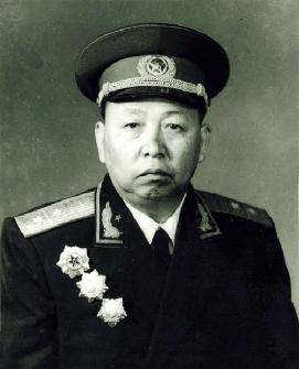 原创            这位中将人称斋公，上将向他敬礼，王近山将军曾是他的警卫员