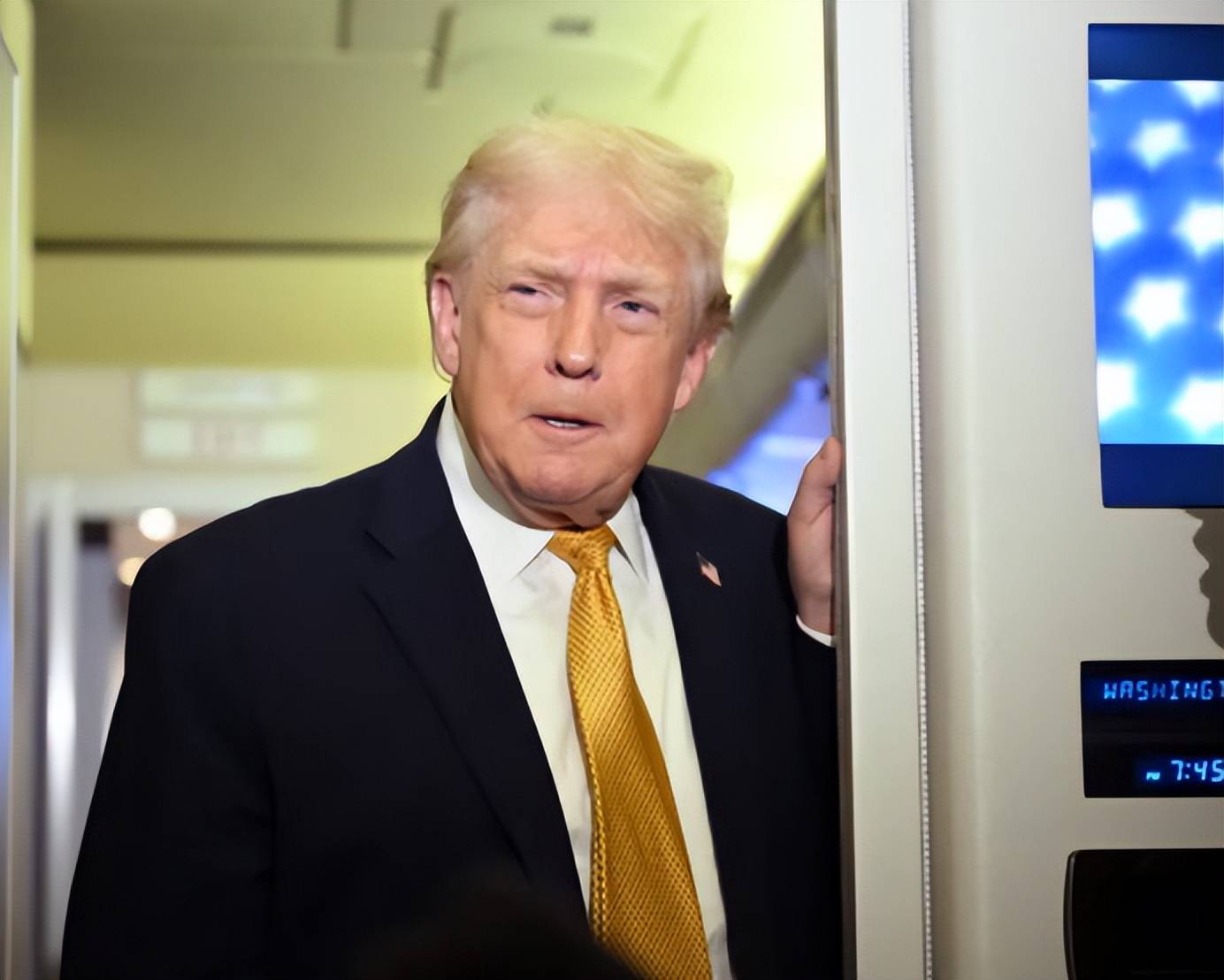 新加坡眼中特朗普就是只泼猴，只有中国的紧箍咒能治他