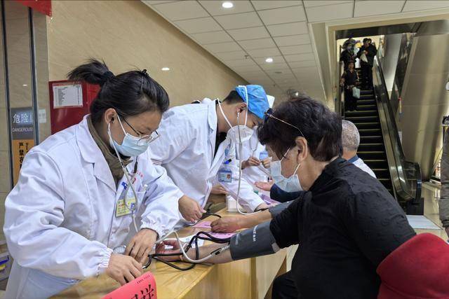 医生调查发现：高血压最危险的信号，不是头晕眼花，而是这4症状