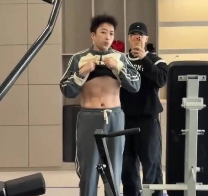 于正晒腹肌被平台认定为AI 维权后现已获澄清