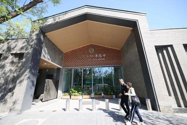 老厂区的新书声：科影厂变身仁泽高中的城市更新答卷