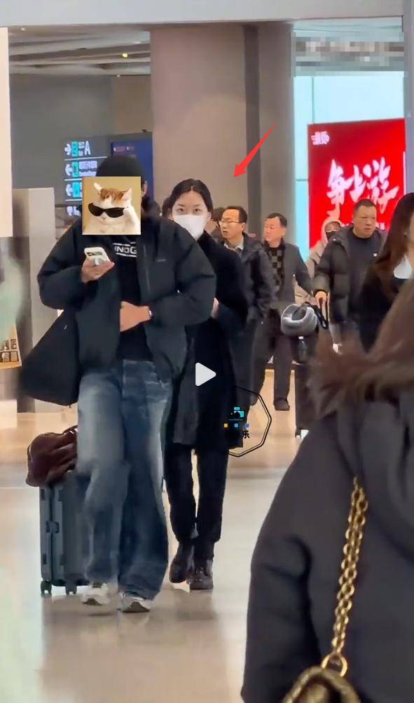 原创            19岁李嫣展绝佳气质，与男性友人同行，两人默契十足关系引人猜想