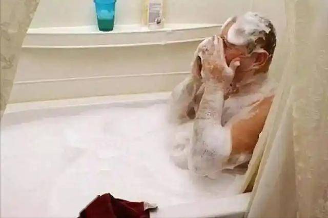 洗澡可能影响健康！医生多次告诫：65岁以后，洗澡牢记“5不要”